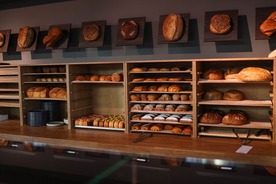 Conchas y polvorones recién horneados en una charola de metal